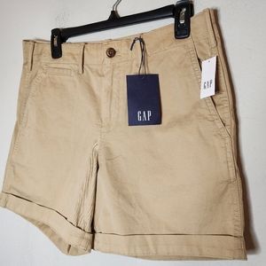 NWT Gap 5" khaki shorts. Size 8